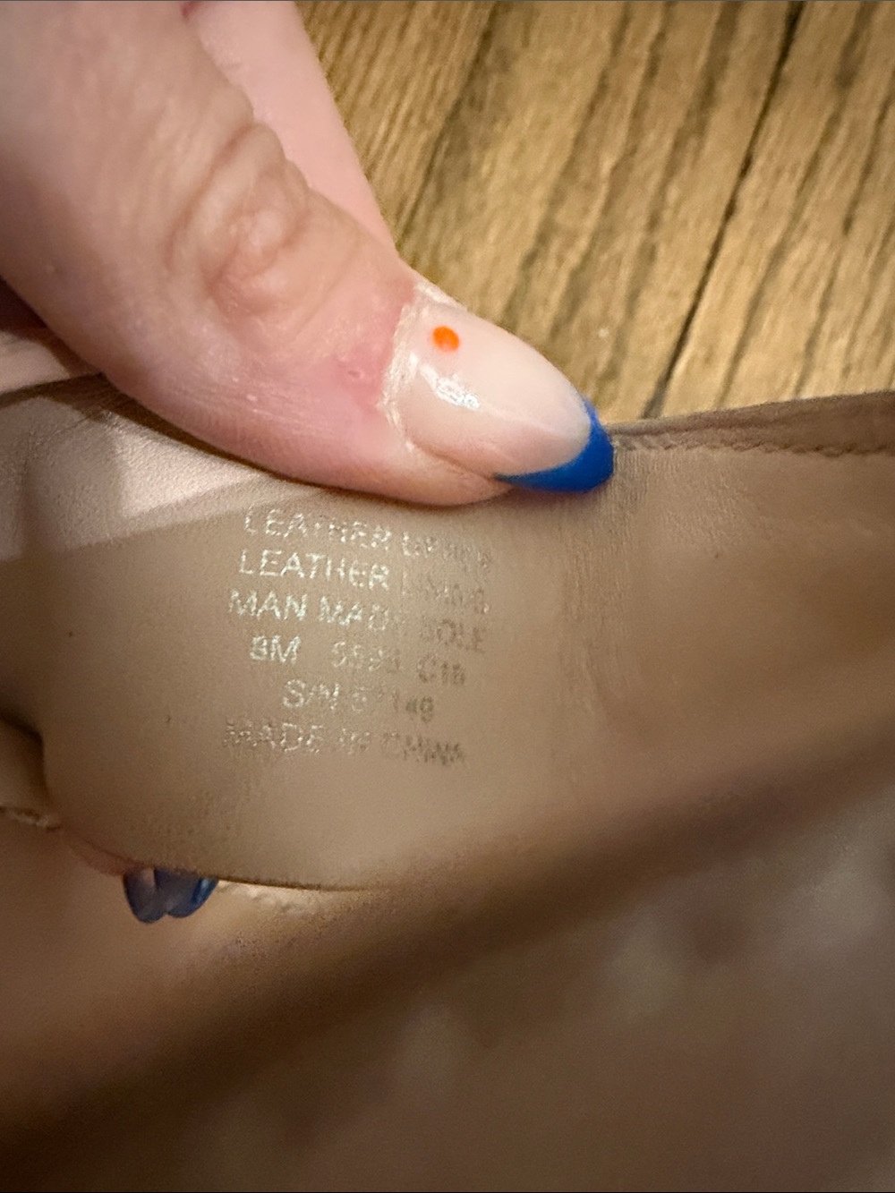 Tory Burch Blush Leather Thong Sandals with Gold Logo - Picture 2 of 4